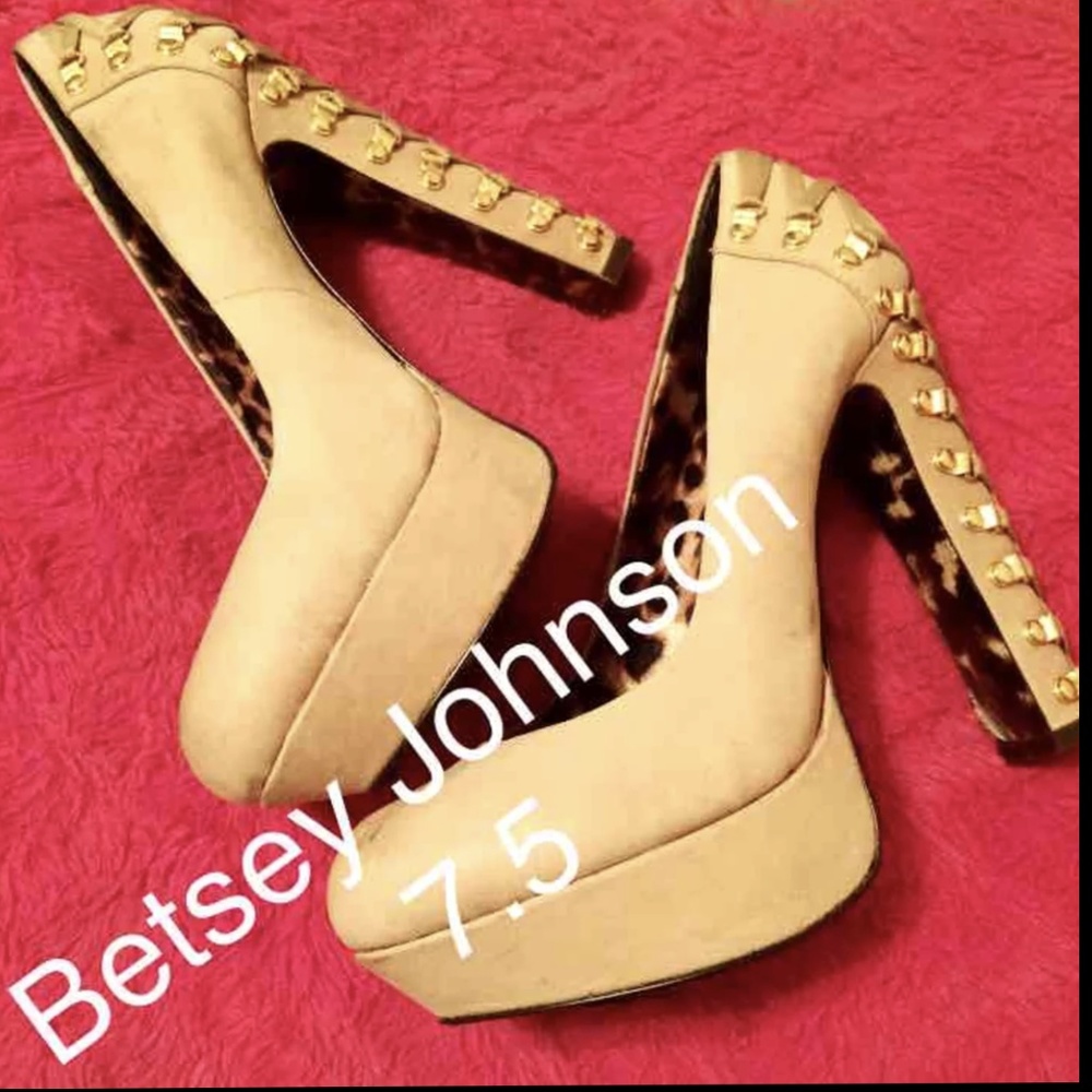 7.5 Betsey Johnson Corset Tan Heels